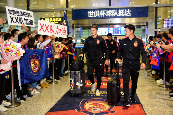 世俱杯球队抵达赛地后在机场受到球迷欢迎